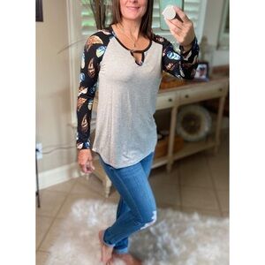 Raglan Feather Print Sleeve Keyhole Black 4320